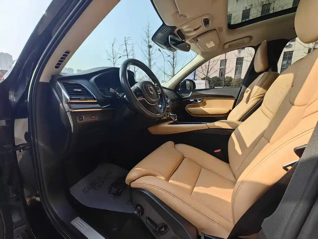 Volvo XC90 2015 T6 7 мест