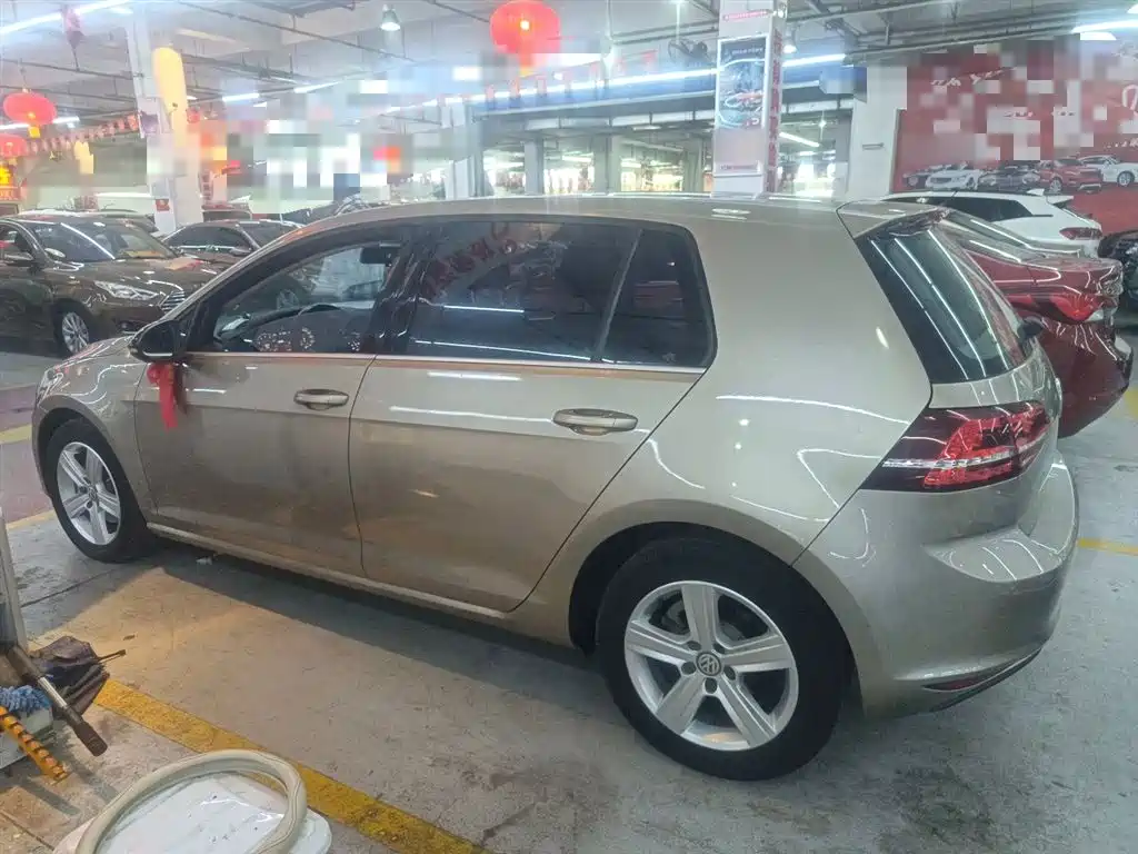 VOLKSWAGEN GOLF