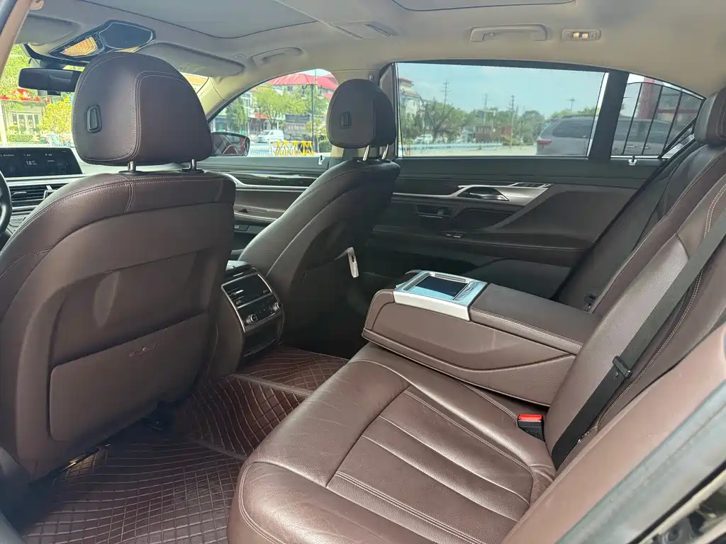 BMW 7 Series — миниатюра 9