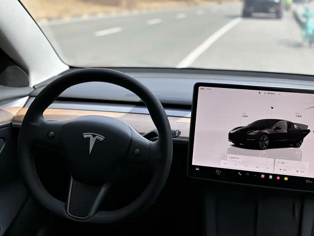 TESLA MODEL 3