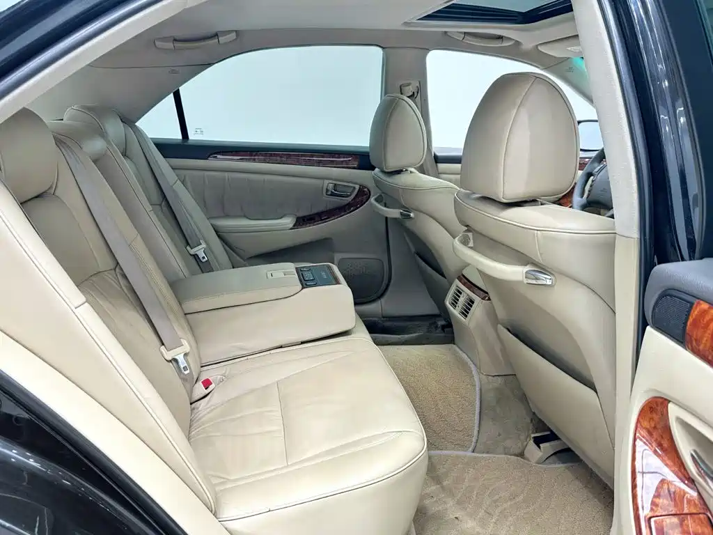 Toyota Crown — миниатюра 9