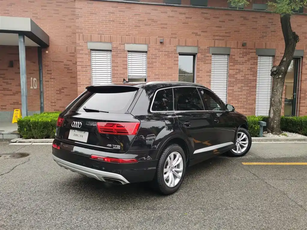 AUDI  Q7