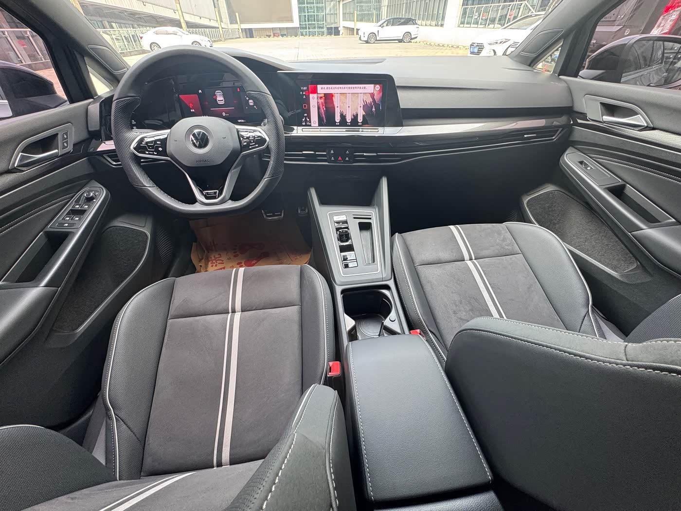 Volkswagen Golf 1.4 л 2023 г. Серебристо-серый, пробег 18900 км
