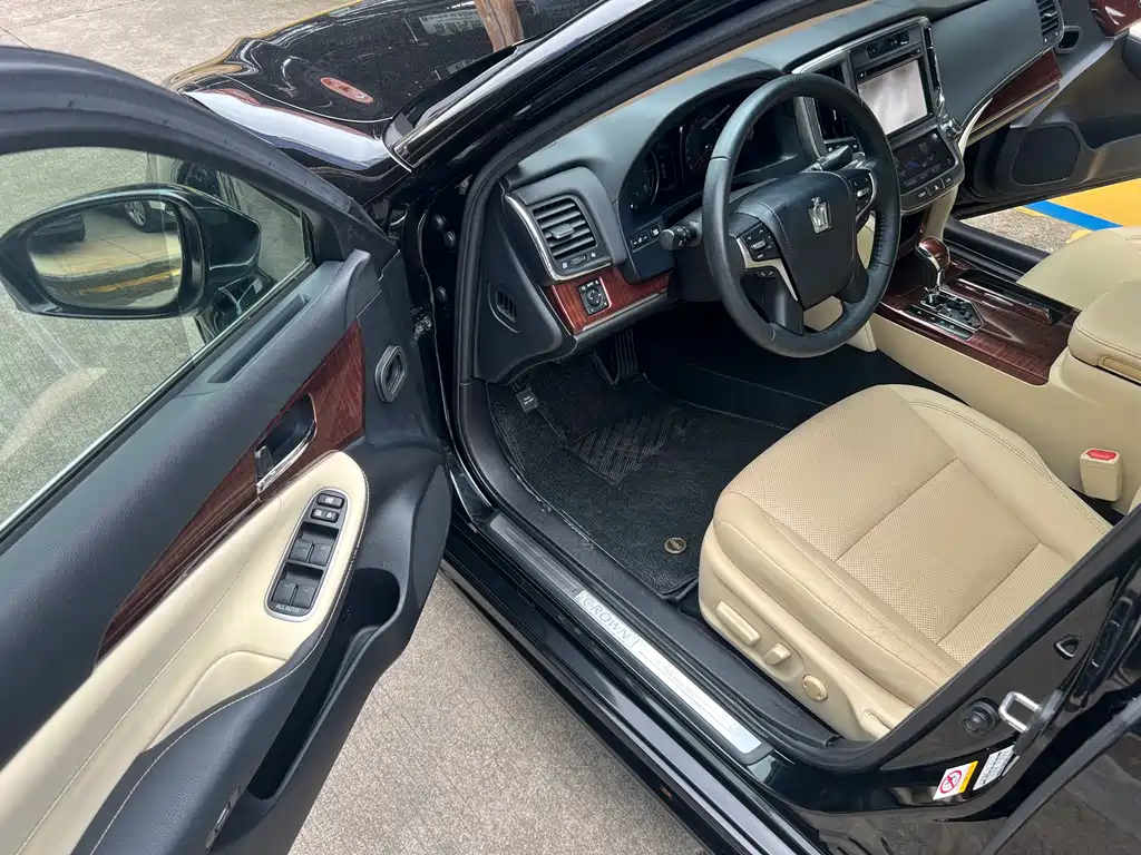 Toyota Crown 2015 2.0T Fashion