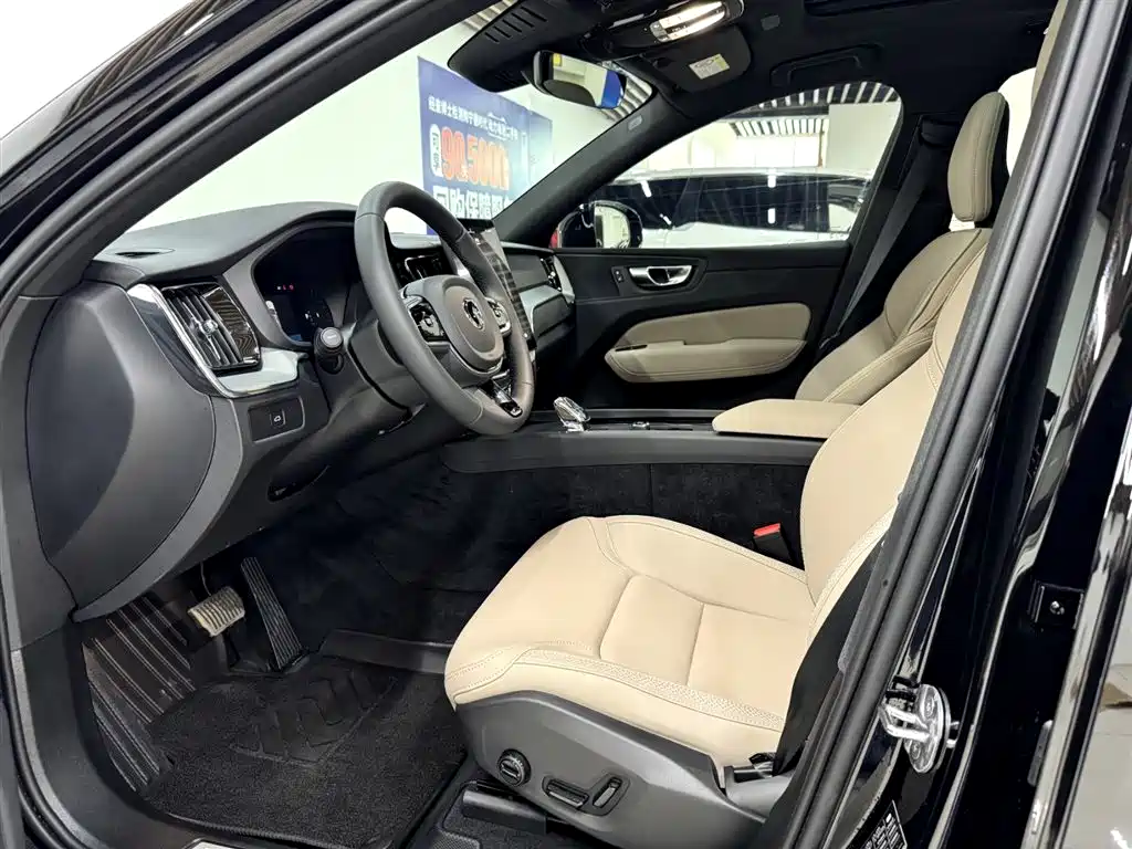 Volvo XC60 2026 B5 Luxury