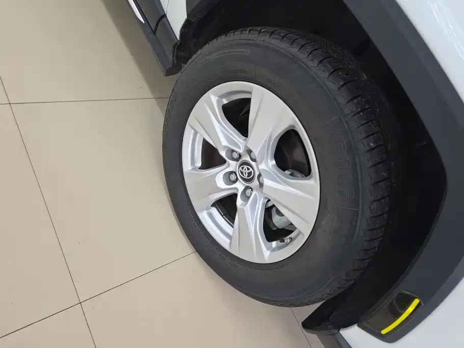 Toyota RAV4 — миниатюра 6