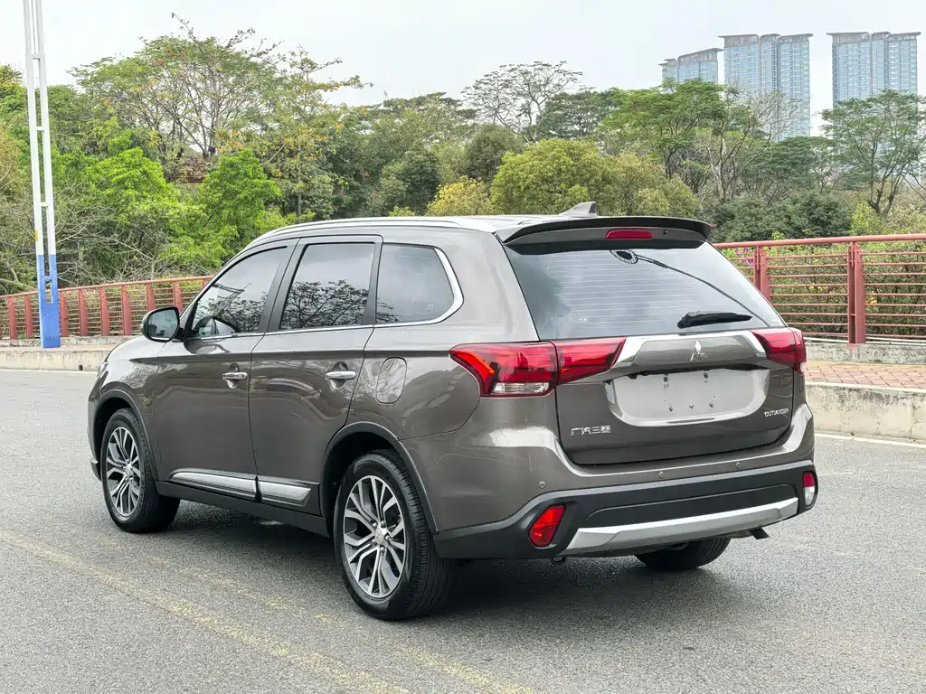 MITSUBISHI OUTLANDER