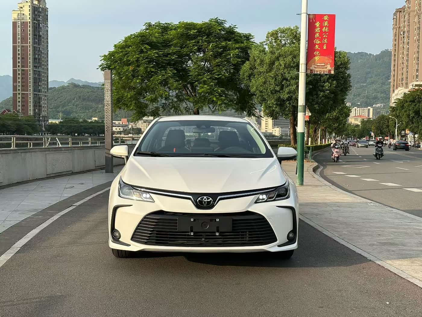Toyota Corolla 1.2 л 2024 г. Белый, пробег 5000 км