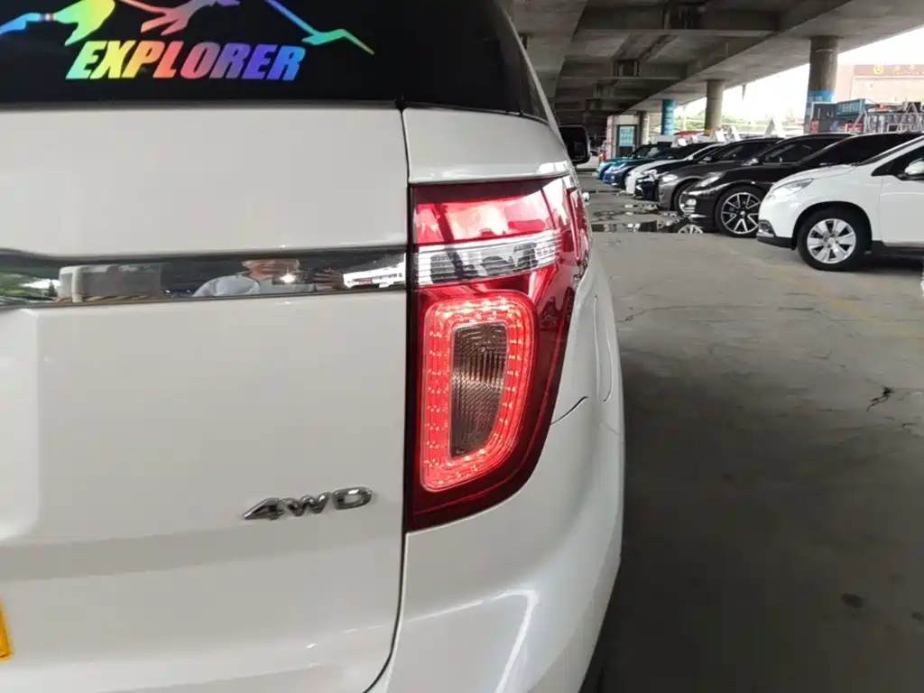 Ford Explorer (Import) — миниатюра 8