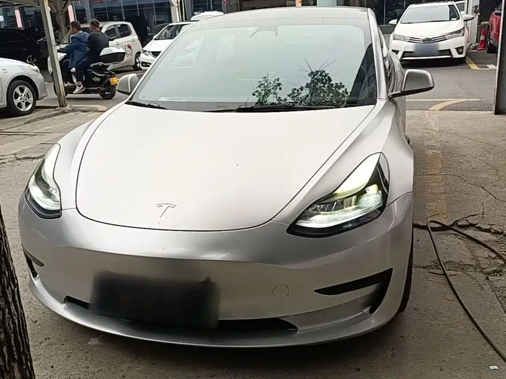 Tesla Model 3 — миниатюра 3