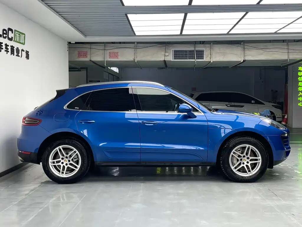 PORSCHE MACAN