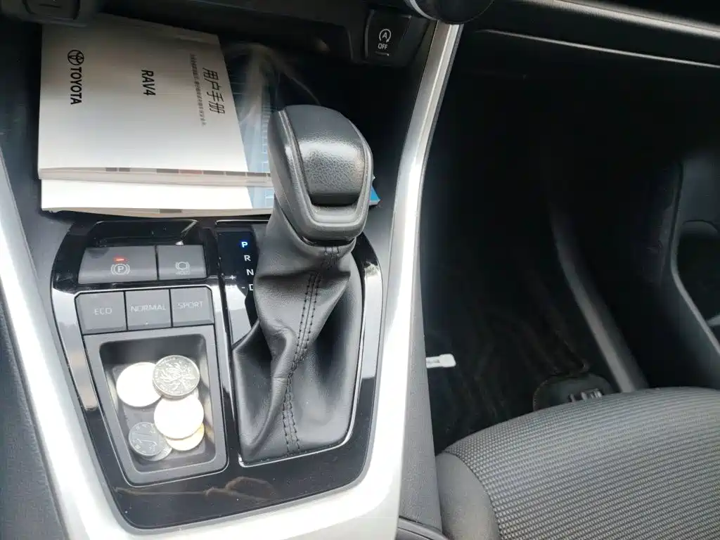 Toyota RAV4 — миниатюра 10