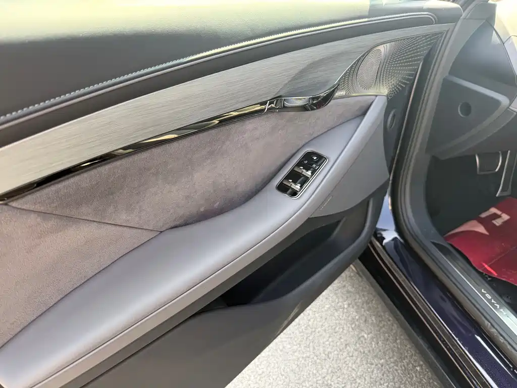 VOYAH LANTU CHASING LIGHT