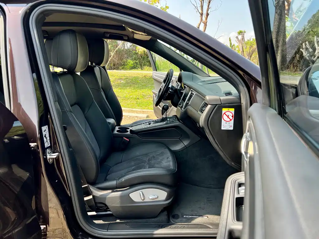 PORSCHE MACAN
