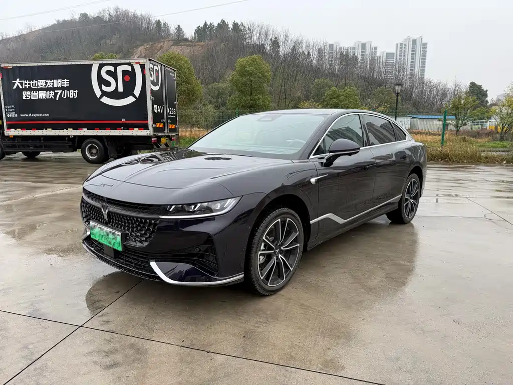 VOYAH LANTU CHASING LIGHT