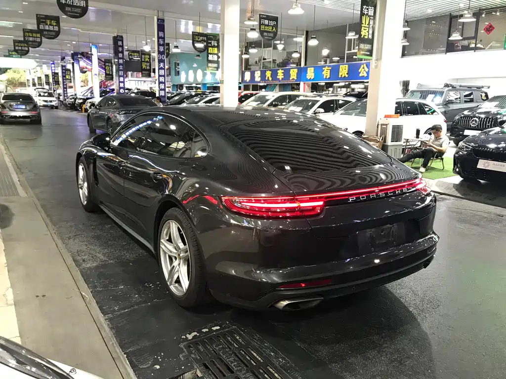 PORSCHE PANAMERA