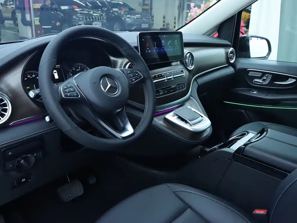 Mercedes-Benz Vito 2023 2.0T 7 мест