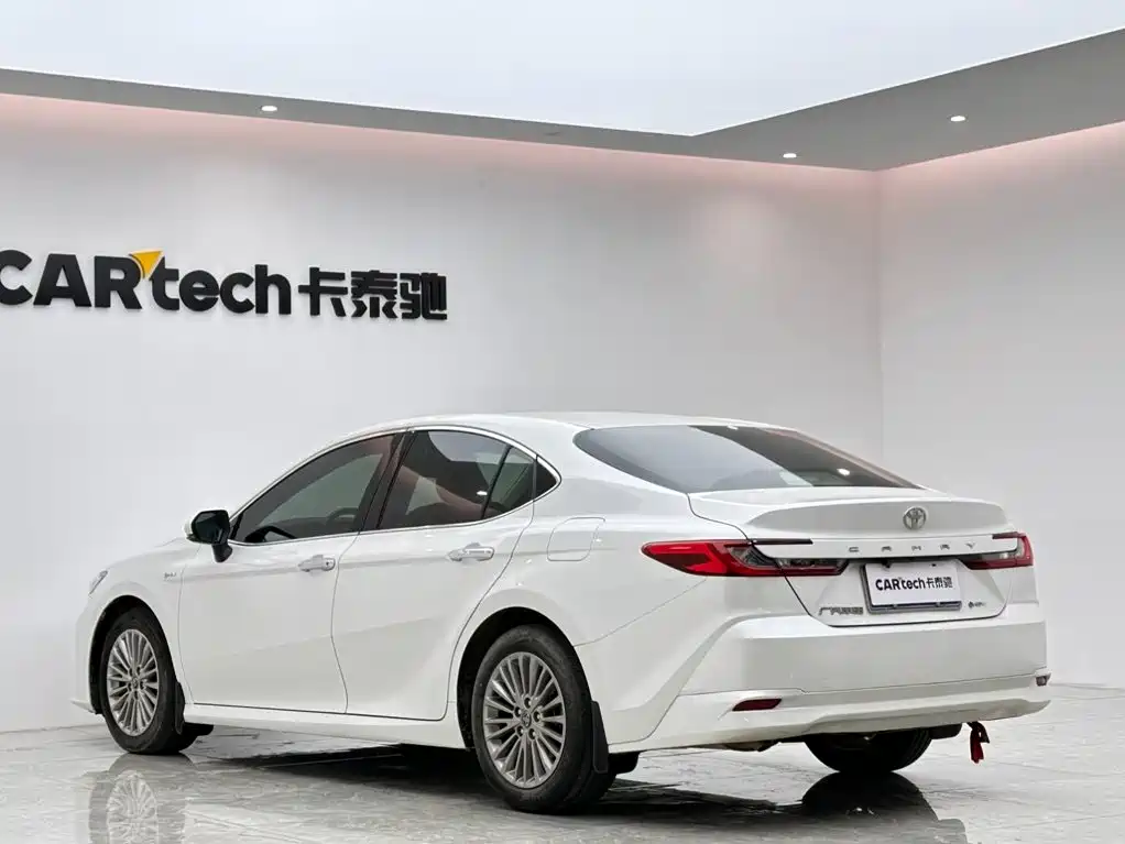 Toyota Camry — миниатюра 3