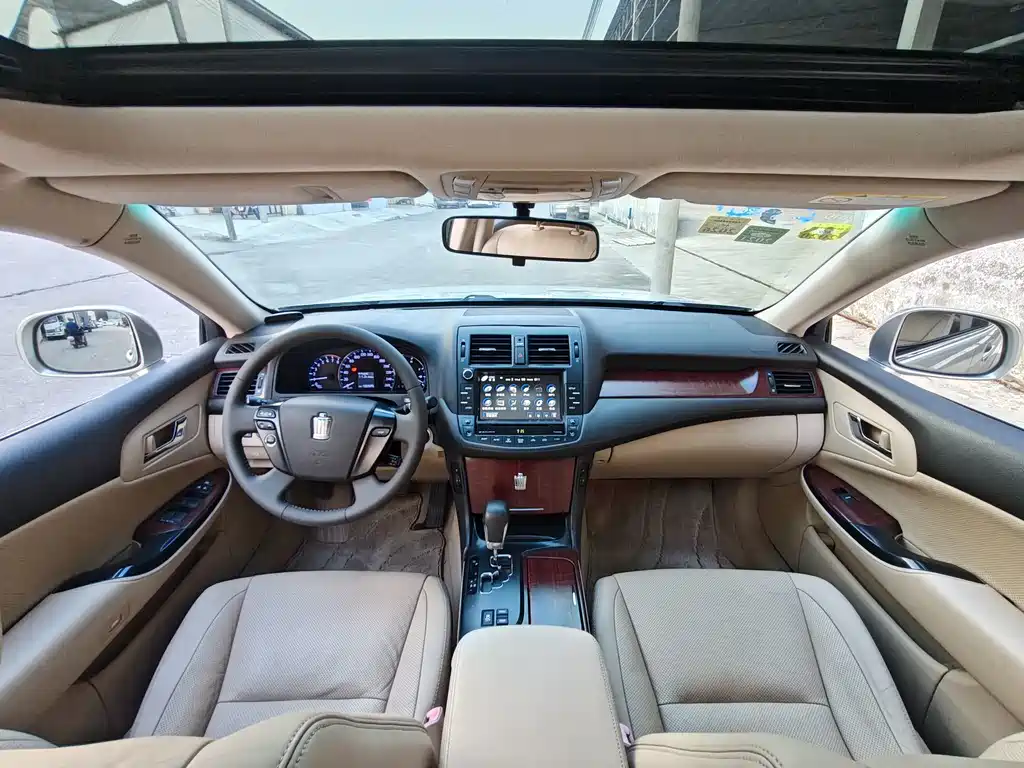 Toyota Crown — миниатюра 17
