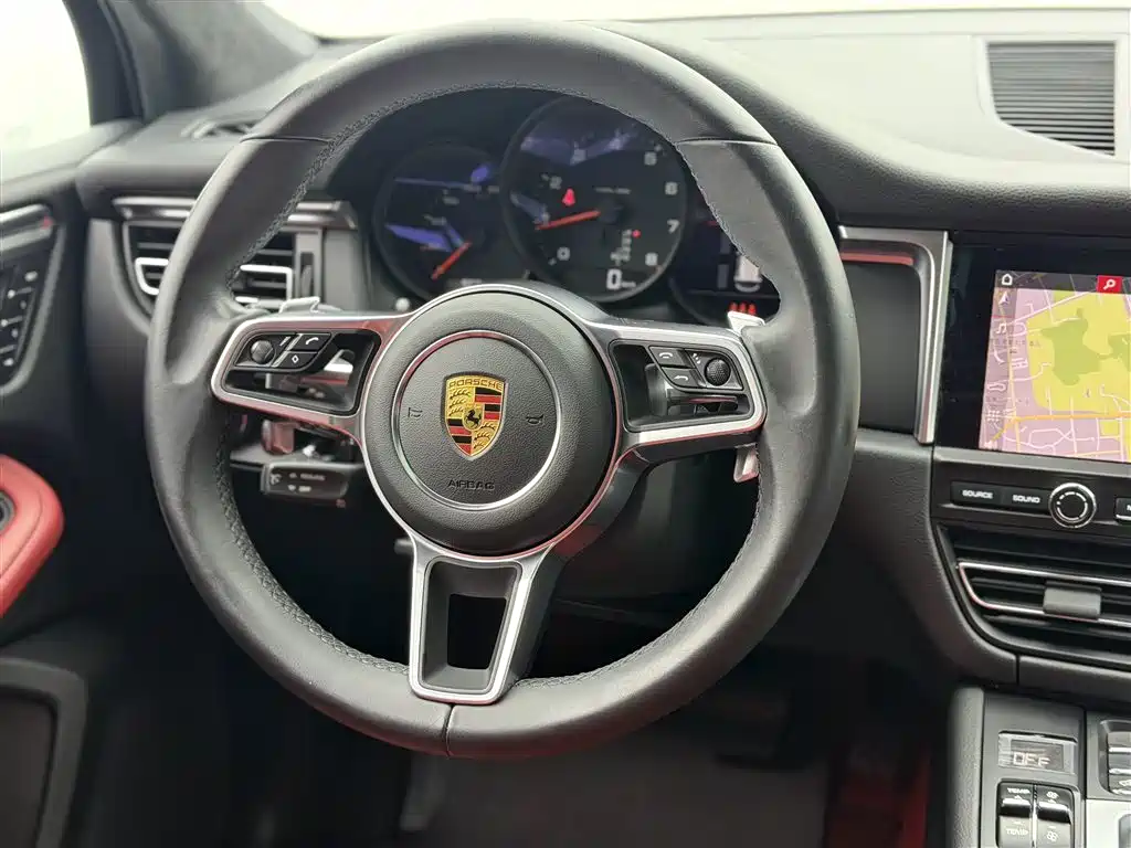 PORSCHE MACAN