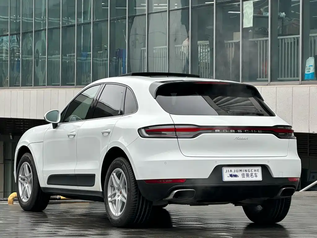 PORSCHE MACAN