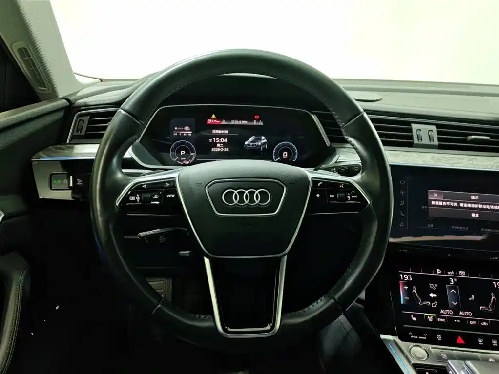AUDI E TRON