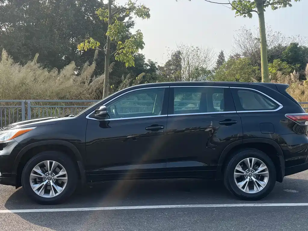 TOYOTA HIGHLANDER
