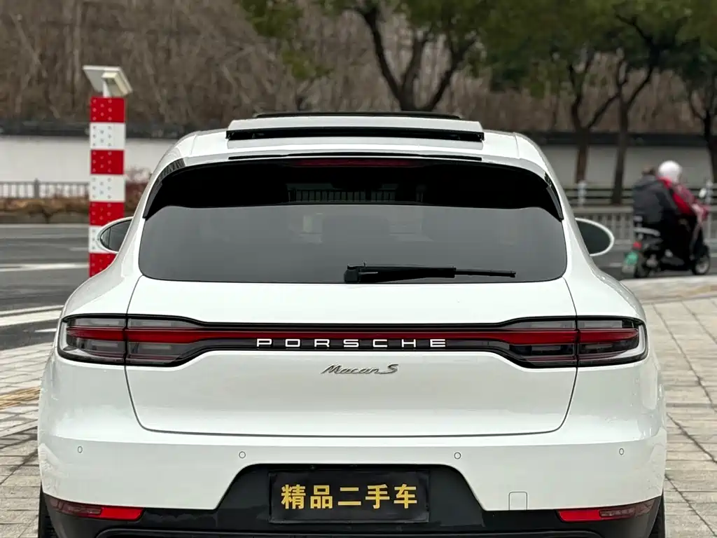 PORSCHE MACAN