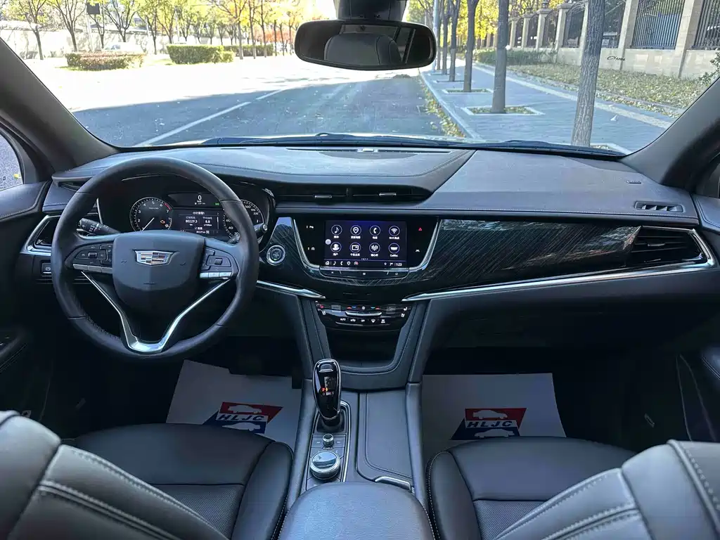 CADILLAC XT6