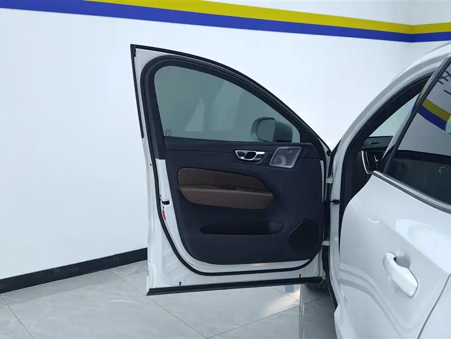 VOLVO XC60 PLUG IN HYBRID