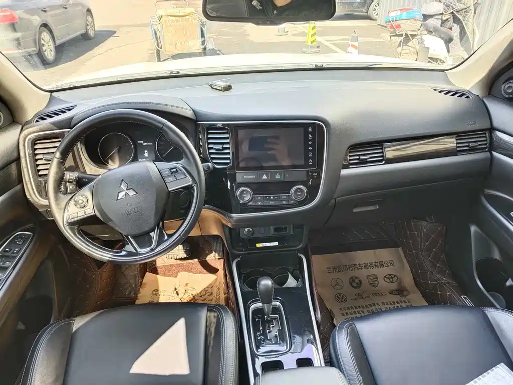 MITSUBISHI OUTLANDER