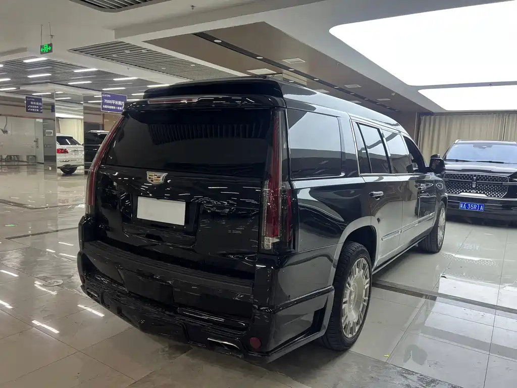 Cadillac Escalade — миниатюра 13