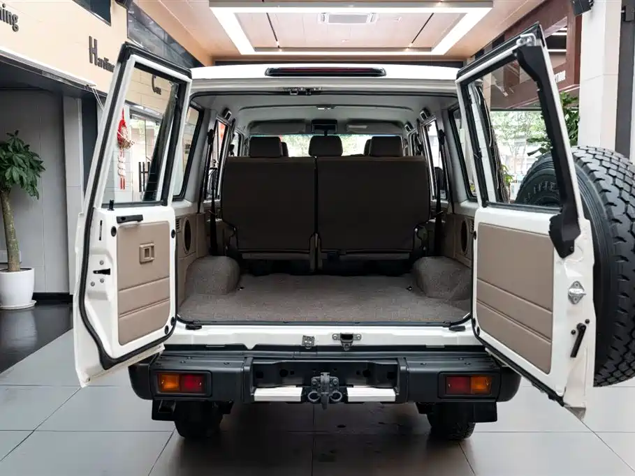 Toyota Land Cruiser LC76 2025 2.8T 40