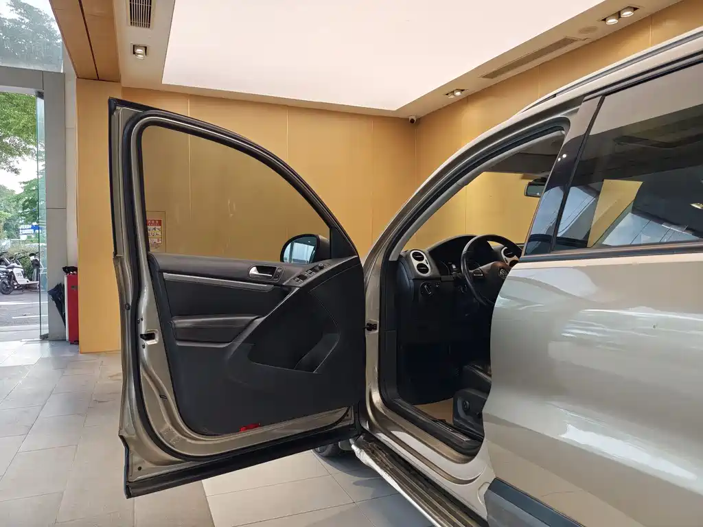 Volkswagen Tiguan 2015 1.8TSI AT Luxury