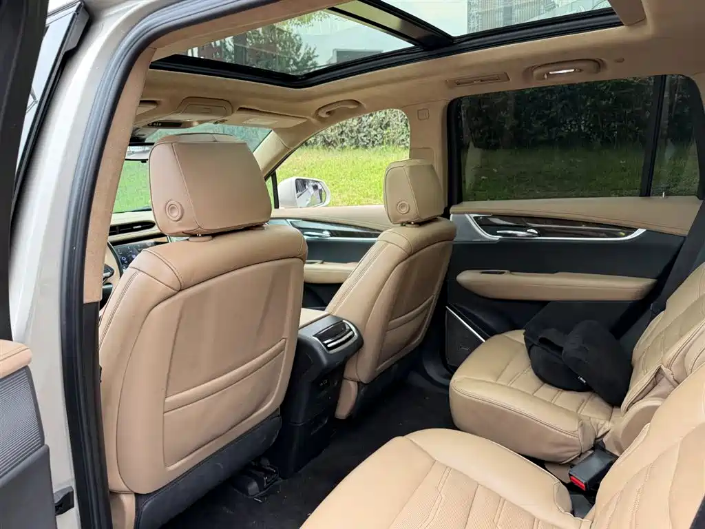 Cadillac XT6 2021 2.0T мест