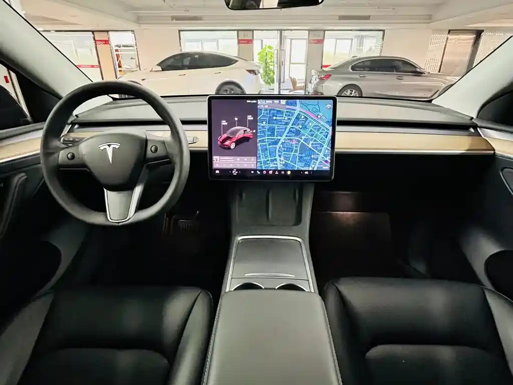 TESLA MODEL Y