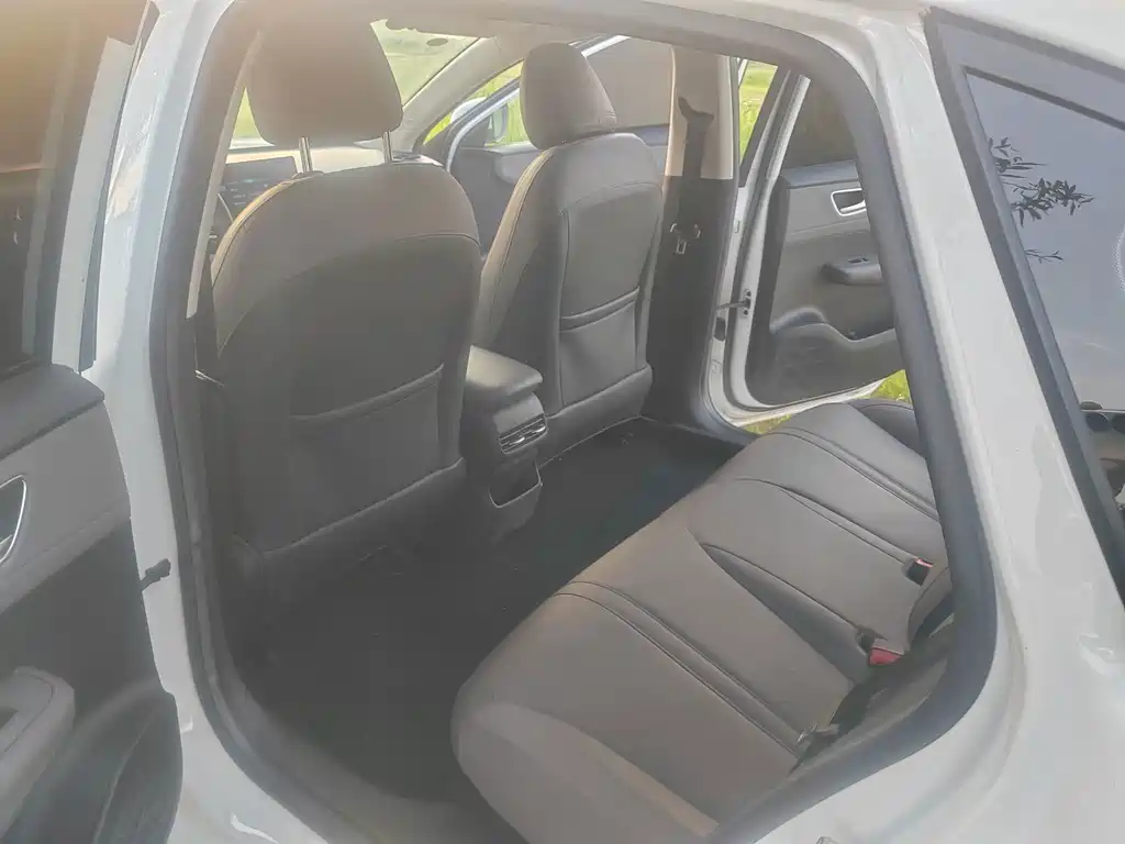 Roewe D6 — миниатюра 24