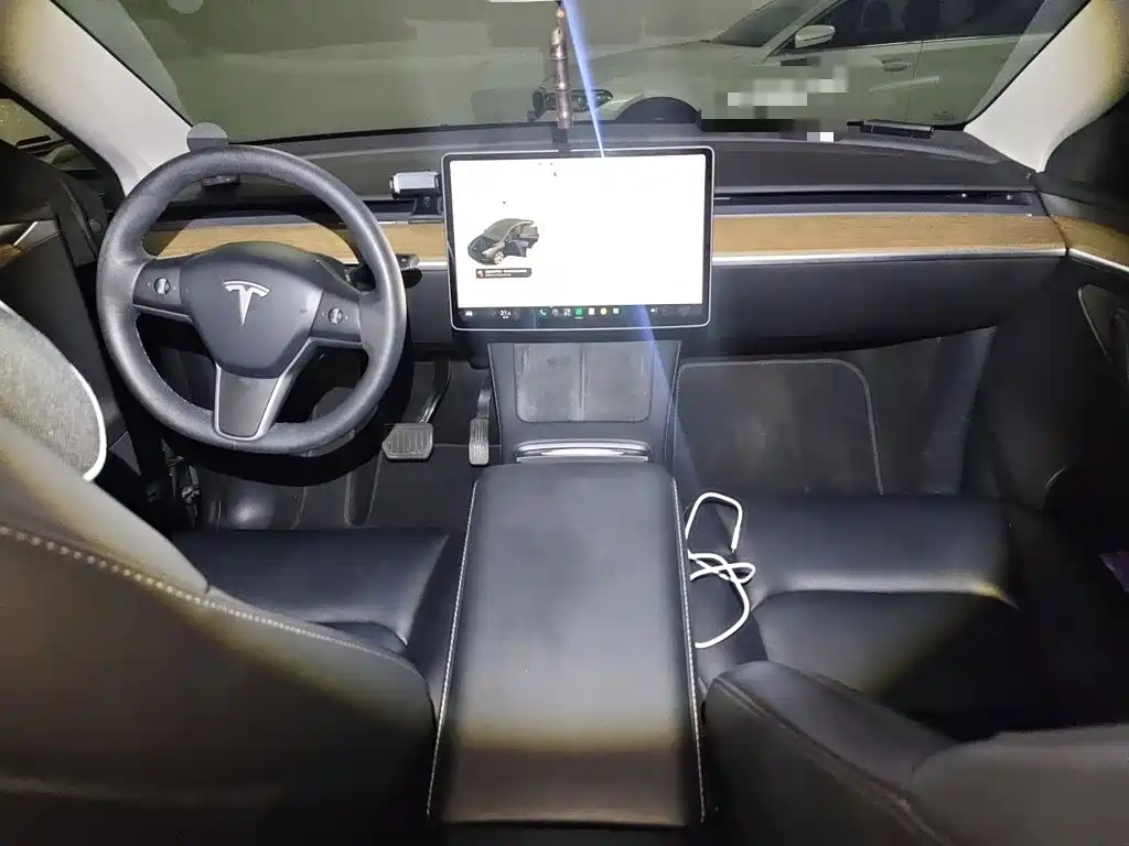 Tesla Model Y — миниатюра 10