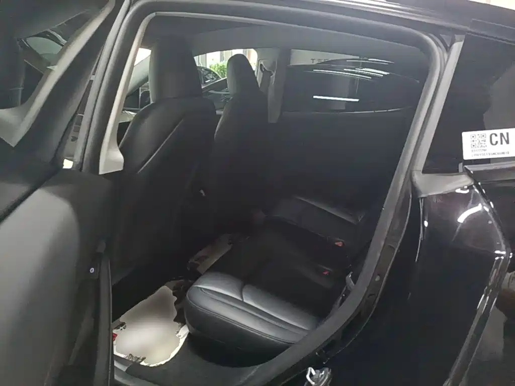 Tesla Model Y — миниатюра 17