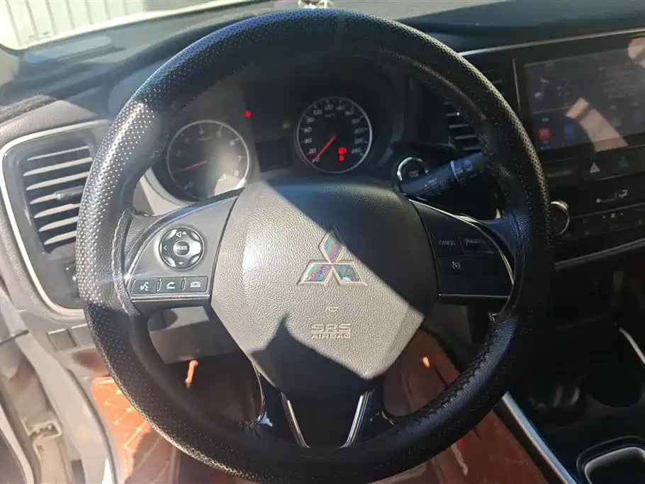 MITSUBISHI OUTLANDER