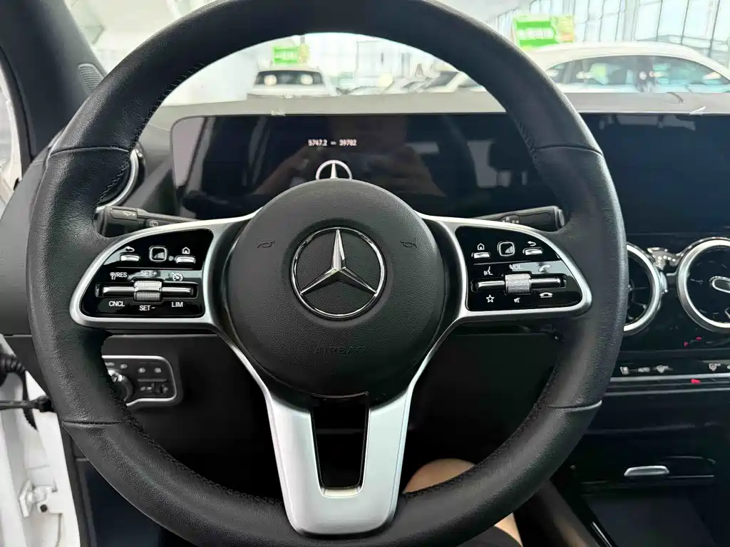 Mercedes-Benz GLA — миниатюра 12