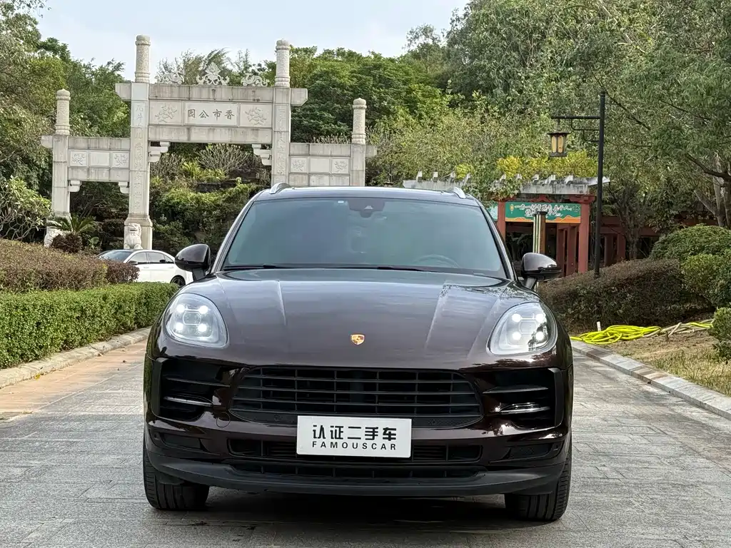 PORSCHE MACAN