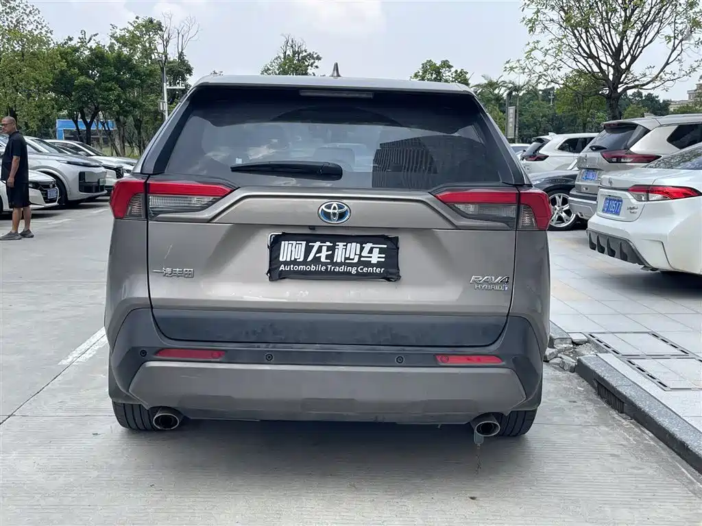 Toyota RAV4 — миниатюра 8