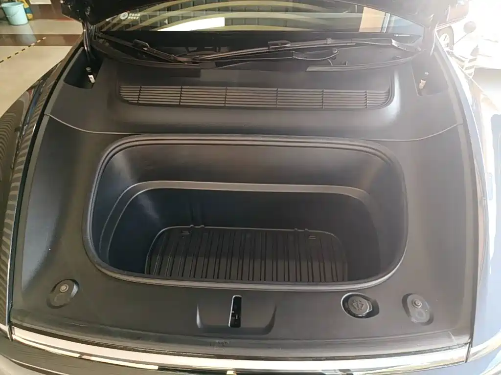 Tesla Model Y — миниатюра 20