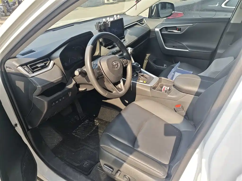 Toyota RAV4 — миниатюра 9