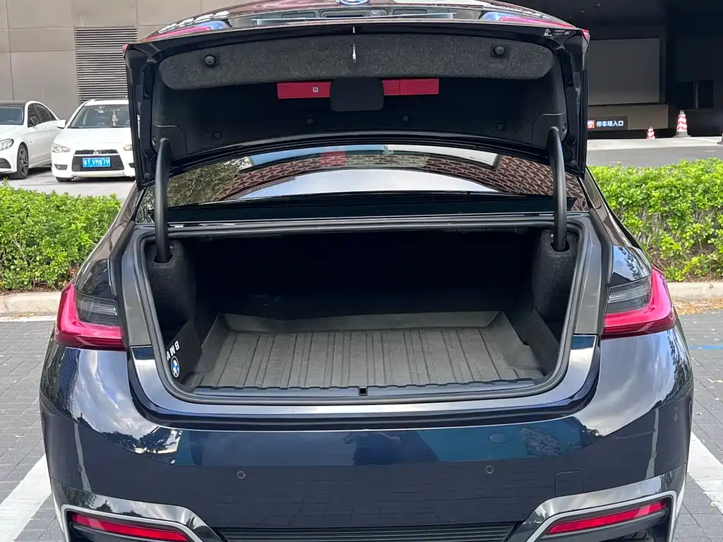 BMW i3 2023 eDrive 40 L Sport
