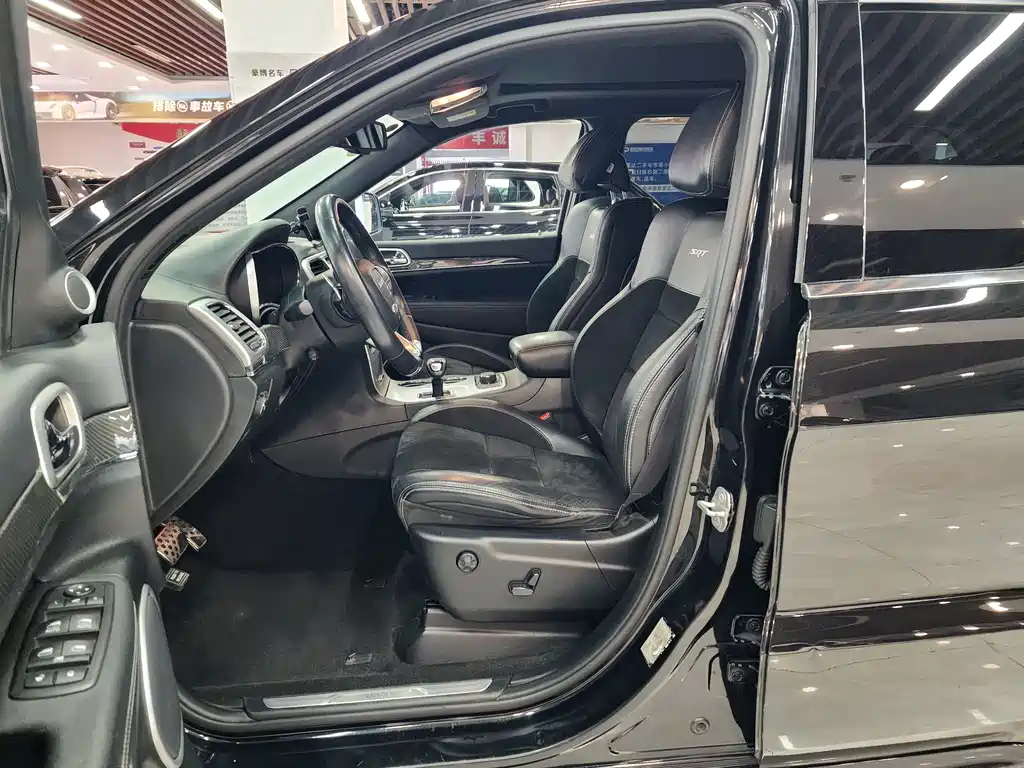 Jeep Grand Cherokee SRT — миниатюра 7