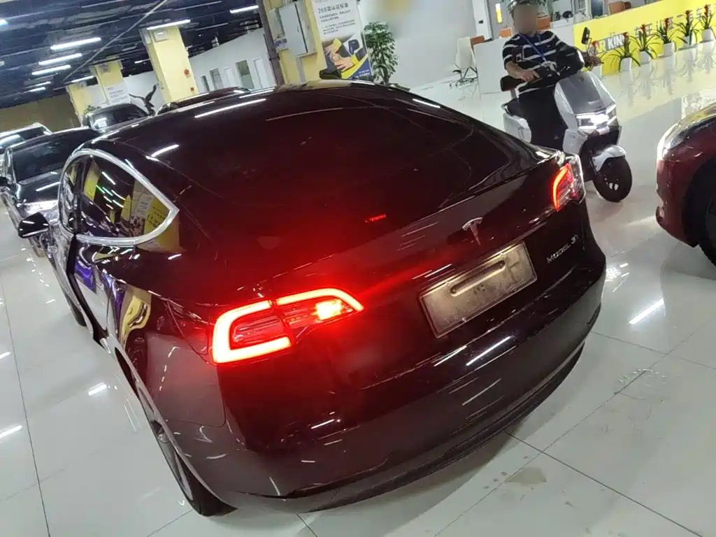 Tesla Model 3 — миниатюра 5