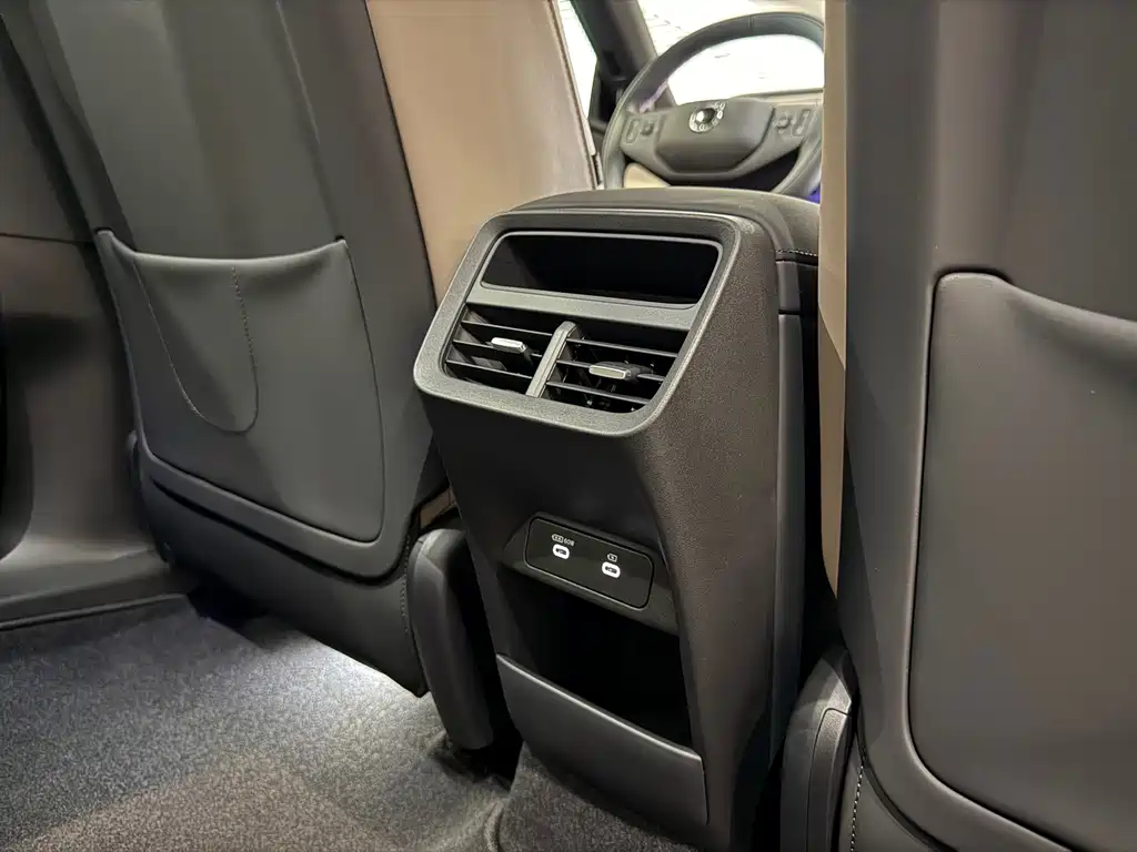 Volvo XC70 PHEV — миниатюра 13