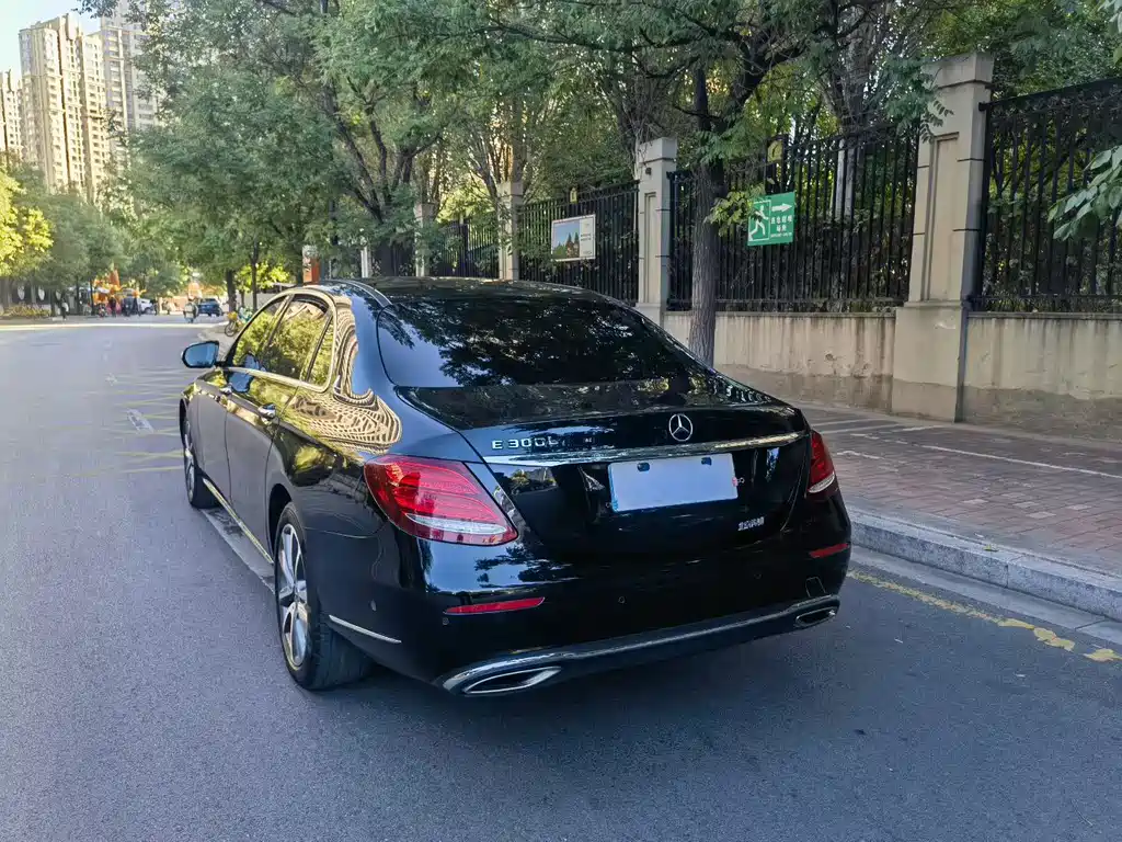 Mercedes-Benz E-Class — миниатюра 7